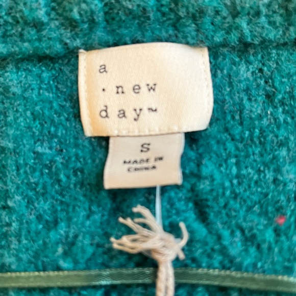 Emerald green cable knit cardigan with jeweled buttons. - Picture 3 of 7